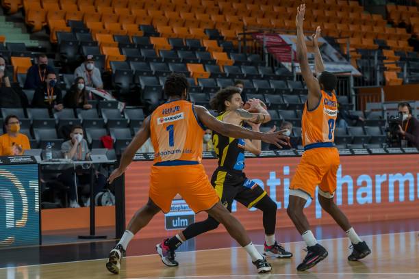 受采访时直 受采访时直