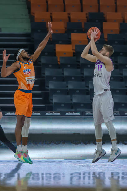 他在每次比 他在每次比